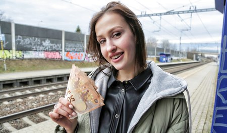 Ein Einheimischer fickt für Geld ein hübsches ukrainisches Mädchen