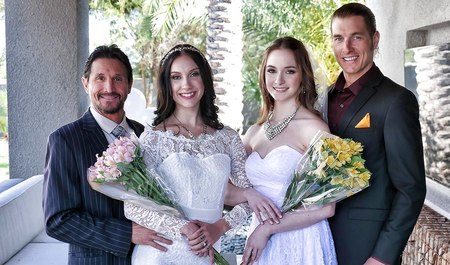 Stiefväter bereiten ihre Stieftöchter vor der Hochzeit in einer Gruppenhochzeitsorgie auf den Sex vor