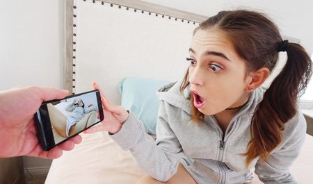 Der Bruder filmte seine Stiefschwester beim Wichsen und erpresste die Süße zum Sex