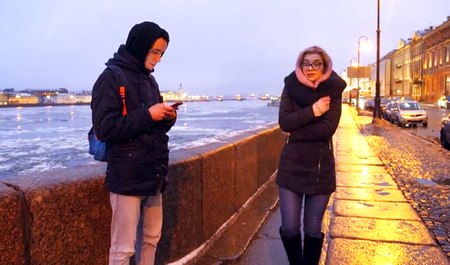 Rief seine bebrillte Freundin zu einem Date an und kam beim Sex zu Hause vorbei