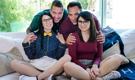 Stiefväter verhelfen ihren Stieftöchtern mit Gruppenpornos zu einer Pause von den Hausaufgaben