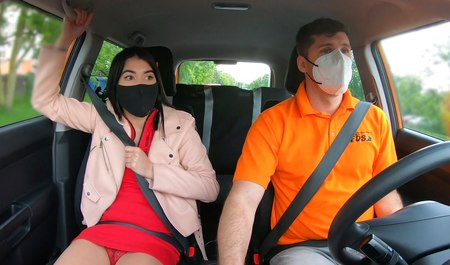 Brünette lernt Autofahren und schafft es, Sex mit dem Lehrer zu haben