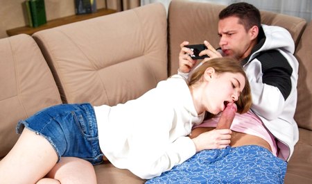 Der Typ tut alles, um sein geliebtes Moskauer Mädchen sexuell zu befriedigen