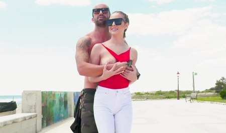 Ein schlanker Kerl fickt eine fitte Frau an der frischen Luft