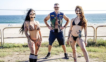 Charles Dera reitet mit seinen Freundinnen am Strand und fickt in Gruppenpornos
