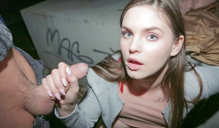 Pickup-Künstler half einem tschechischen Mädchen und fickte sie für Ticketgeld