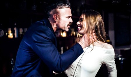 Charles Dera will Liebe und findet sie in der Muschi einer jungen Bardame