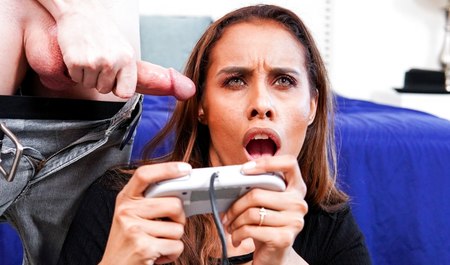 Stiefsohn brachte Stiefmutter bei, gleichzeitig Schwänze zu lutschen und Konsole zu spielen