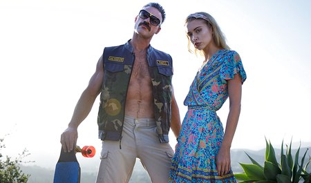 Der brutale Adonis ist voller emotionaler Zärtlichkeit und genießt deshalb die Freuden eines jungen Mädchens an der frischen Luft