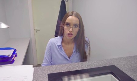 Die Kassiererin der Sberbank lutscht dem Kunden für einen Prozentsatz des erhaltenen Betrags den Schwanz