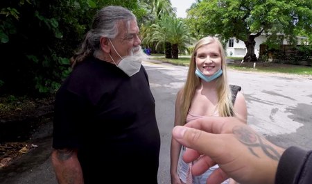 Eine junge Blondine reitet in einem Kleinbus auf dem großen Schwanz eines Schwarzen