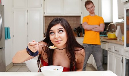 Hat jemand anderem das Futter gestohlen und den Schwanz ihres Besitzers gelutscht