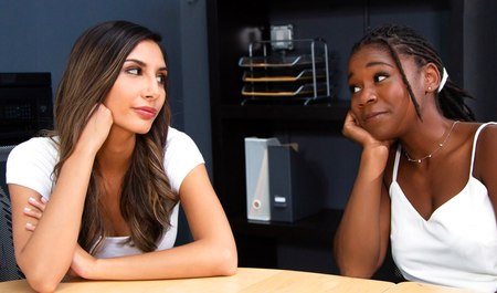 Eine hübsche Studentin verführt eine schwarze Bewerberin für Lesbensex in der Bibliothek