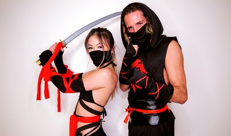 Weißer Kerl fickt schrägen Ninjutsu-Fan in Interracial-Porno