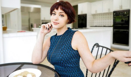 Eine süße Stiefmutter lockte ihren Stiefsohn mit lebenden Ködern und fickte ihn großartig