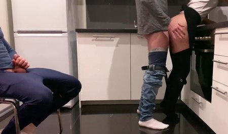 Anlässlich seines Geburtstages erlaubte ich meiner Frau, meinen Freund wie einen Hahnrei zu ficken