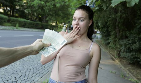 Das Mädchen wartet auf den Bus, willigt aber ein, für einen Euro Sex zu haben