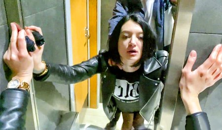 Fickt mich auf der Toilette des Einkaufszentrums
