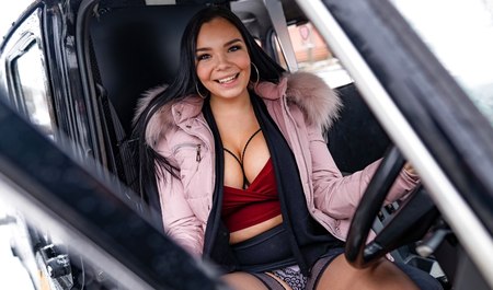 Sofia Lee lutschte in einem Taxi den Penis eines Kunden und wurde erwachsen