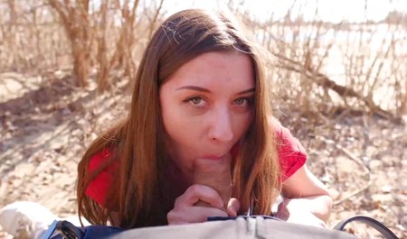 Eine schöne Russin hat keine Angst vor Wölfen und fickt deshalb mit Perspektive im Wald