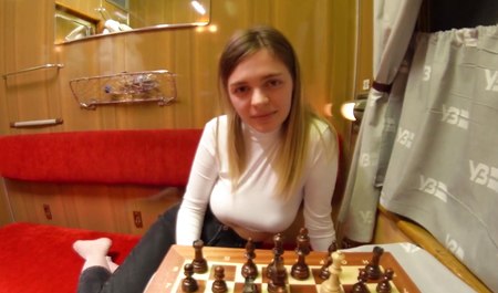 Das Mädchen im Zug spielte Schach und zog sich auf den Penis des Kameramanns