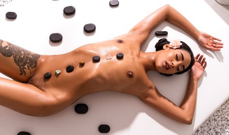 Latina liebt Massagen und das Ficken mit dem Masseur