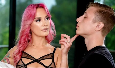 Stiefmutter mit rosa Haaren hat vor einem Date Sex mit Stiefsohn