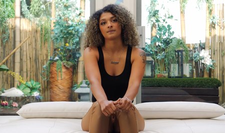 Hat eine lockige Mulattin zum Sex bei einem Casting zu Hause eingeladen