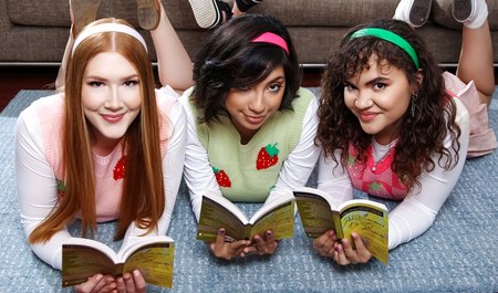 College-Mädchen haben vor der Prüfung Spaß mit Gruppen-Lesbenpornos