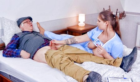 Großvater hat ein dickes Mädchen beim Sanitätsdienst bestellt, aber sein Erbe fickt sie