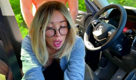 Die Stiefmutter erwischte ihren Stiefsohn beim Wichsen und half ihm mit einem Blowjob und Doggystyle zum Abschluss