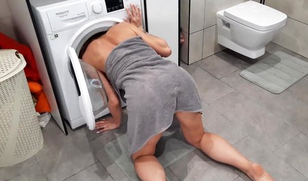 Die Frau blieb mit dem Kopf in der Waschmaschine stecken und verlor dadurch ihre anale Jungfräulichkeit