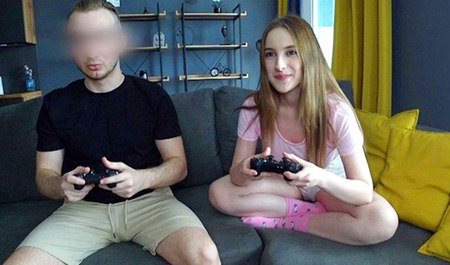 Annie Walker spielt mit ihrem Stiefbruder ein Videospiel und hat dann Sex