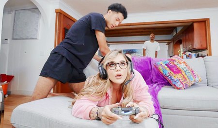 Kali Rose hat ihre Freundin mit ihrer schwarzen Freundin betrogen