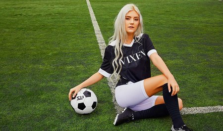 Eva Elfi fing an, auf dem Fußballplatz einen Schwanz zu lutschen, aber er kam aufs Bett