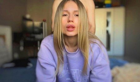 Die blonde Allinika zeigte ihren Körper und half ihrer Freundin beim Abspritzen ...