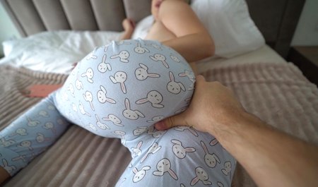 Bin von meiner Stiefmutter aufgewacht, die sich beim Porno einen runtergeholt hat, und habe die Frau glücklich gebraten