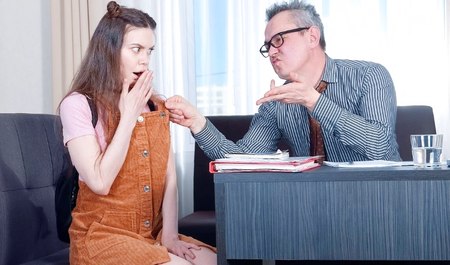 Eine Schülerin hat wegen der Zulassung zu Prüfungen Sex mit einem alten Lehrer