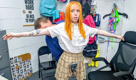 Der Wachmann Rion King fickt einen rothaarigen Dieb mit seinem Penis statt mit Gurken