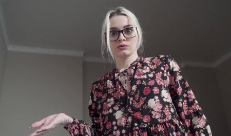 Die Stiefmutter half ihrem Stiefsohn, in seinen Arsch zu spritzen, und sie rannte zu einem Date davon