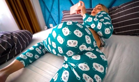 Stiefbruder fickt Schwester, weil sie beim Porno einen runtergeholt hat