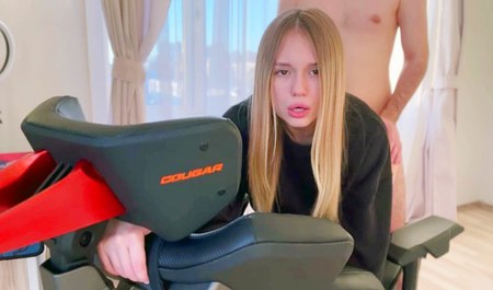 Zufrieden bedankte sich Allinika bei ihrer Freundin für das Geschenk mit Sex auf einem Stuhl