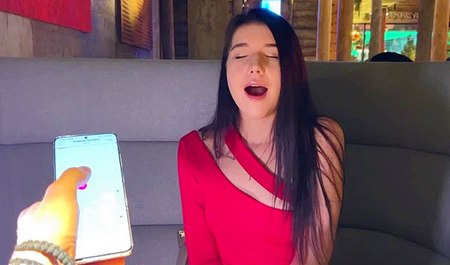 Jolly Butt masturbiert bei einem Date mit einem Freund unter dem Tisch