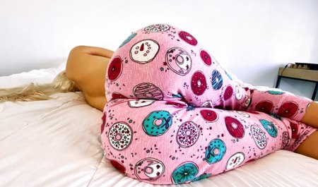 Ich habe meine Stiefmutter beim Wichsen erwischt und ihr dabei geholfen, großartig abzuspritzen