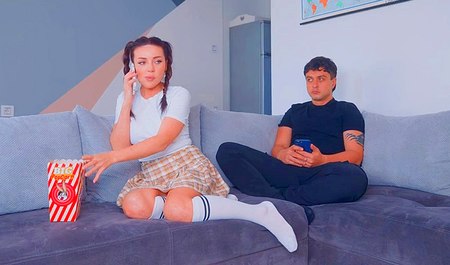 Ich habe zufällig meine Stiefschwester gefickt, während sie mit ihrer neuen Freundin gesprochen hat