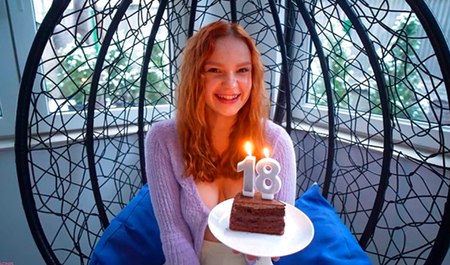 Die rothaarige Verlonis ist achtzehn Jahre alt und ihre Freundin hat Sex mit ihr