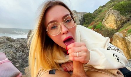 Lis Evans hat mit Freunden und Freundin einen Gangbang an einem wilden Strand