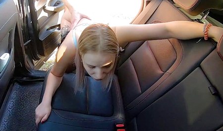 Ich hielt auf der Straße in einem Auto an und fing an, meine Freundin im Auto zu ficken