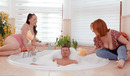 Fickt zwei Freunde gleichzeitig, beschwert sich aber nie ...