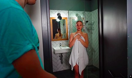 Meine Stiefschwester in der Dusche ausspioniert und dort gefickt